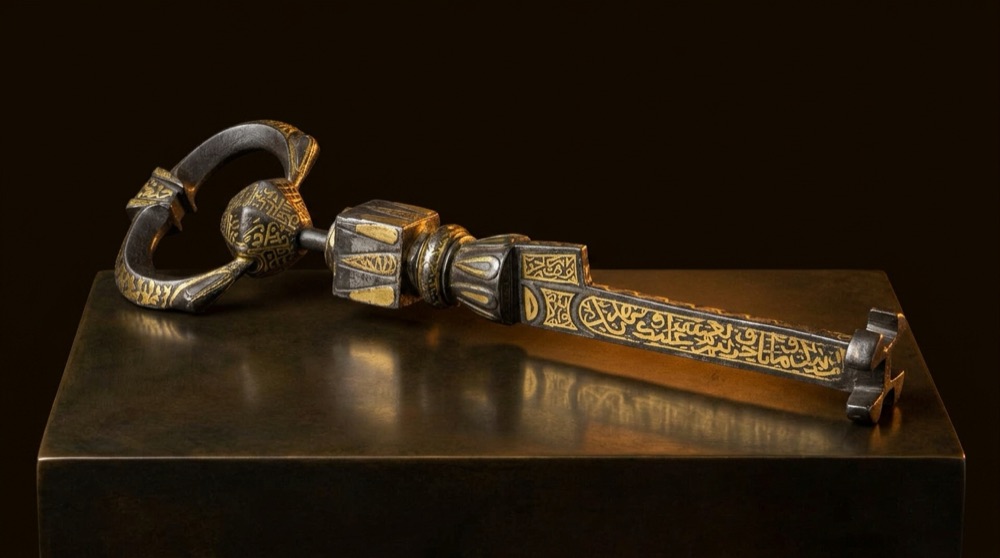 Notre reproduction de la clé, sur son socle